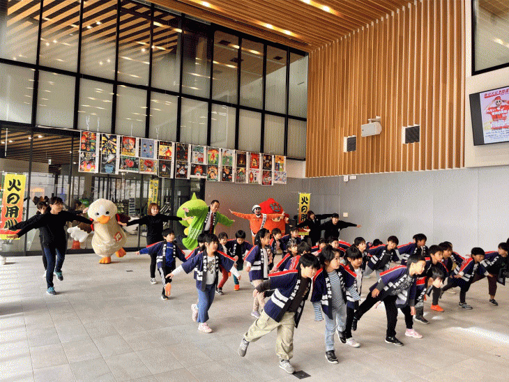 「やっぺぇ！たいそう」を行う子どもたち
