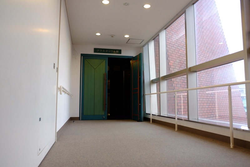 プラネタリウム館入口